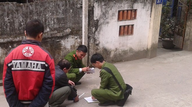 Nổ súng hỗn chiến trong đêm vì bị nhìn đểu Công an khám nghiệm hiện trường xảy ra vụ nổ súng tối 20/1