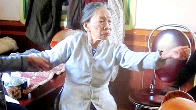 Cụ bà 90 tuổi dùng gậy chống trả kẻ giết con, cháu Bà cụ 90 tuổi kể lại giấy phút thấy kẻ sát nhân. Ảnh: VnExpress