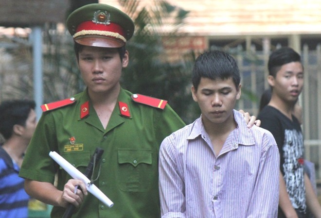 Mẹ hốt hoảng khi thấy thanh niên trong tủ quần áo con gái Tuấn Em bị dẫn giải sau phiên tòa