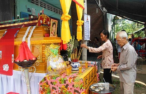 Gia đình nạn nhân xin giảm nhẹ cho CSGT lái xe tông chết nữ sinh Bà con chòm xóm đến thắp nhang trong đám tang nữ sinh Hà My. Ảnh: Gia Tuệ