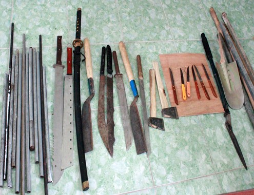 Cả trăm cảnh sát vây ráp nhóm giang hồ Một phần hung khí được Cảnh sát Bình Dương thu giữ. Ảnh: Nguyệt Triều