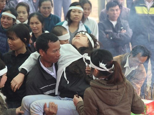 Không khởi tố vụ tai nạn làm 9 người chết ở Nghệ An Trong đám tang của một nạn nhân - Ảnh: Phạm Đức - Phan Ngọc