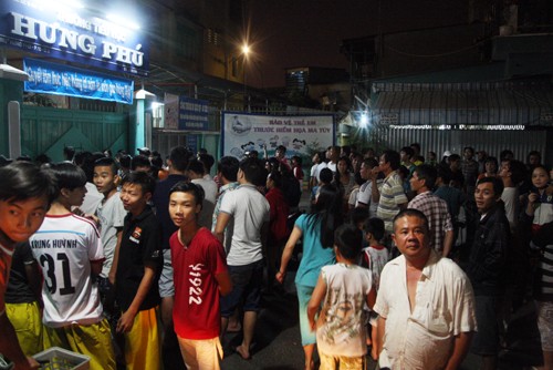 Bao vây trường tiểu học lùng kẻ giết ca sĩ ở Sài Gòn Hàng trăm người theo dõi cảnh sát lùng kẻ sát nhân trong trường tiểu học Hưng Phú. Ảnh: An Nhơn