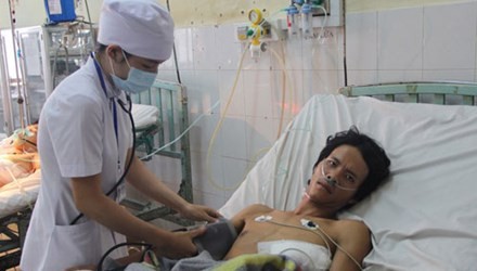 Gã trai hiếp rồi giết, cướp tài sản của người phụ nữ 60 tuổi Anh Thạch Văn Hải đang được điều trị tại Bệnh viện 2 Lâm Đồng. Ảnh: Thanh Niên