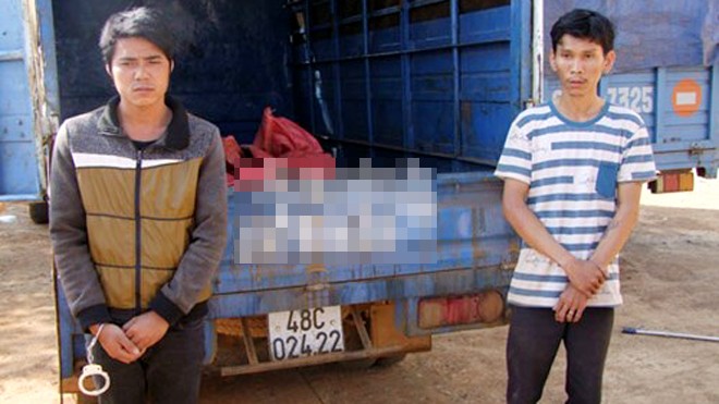 Dùng súng điện bắn 32 con chó trong tiếng đồng hồ Đối tượng Nam và Vũ cùng tang vật vụ án