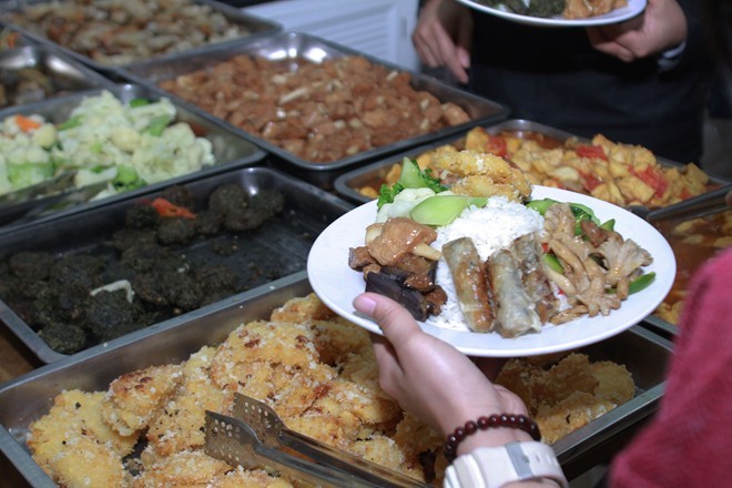 Quán ăn trả tiền tùy tâm, tặng sách Phật ở Hà Nội Món ăn được chế biến rất đẹp mắt. Ảnh: Ngọc Lan
