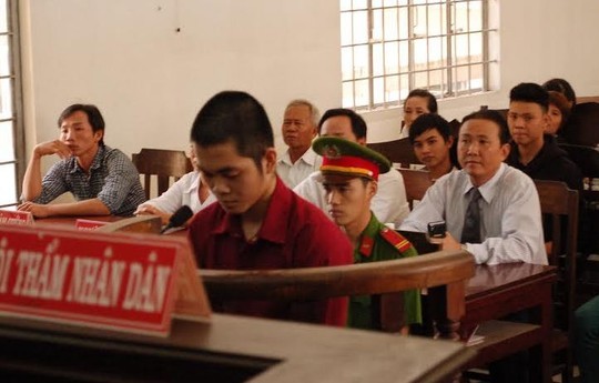 Bị quấy rối, thiếu niên rút dao đâm chết thầy giáo Sang tại phiên tòa