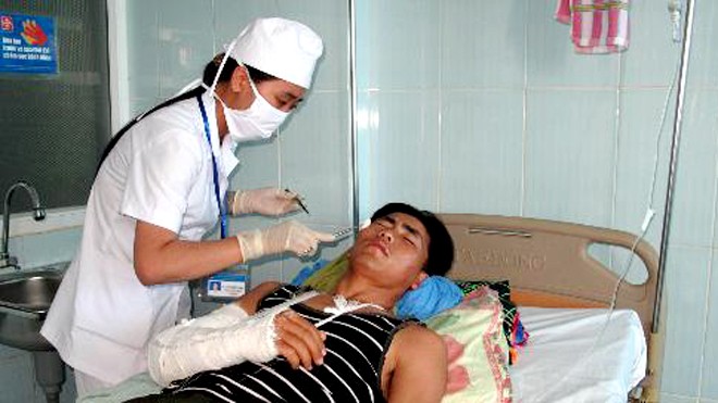 Hàng chục lâm tặc mang theo hung khí truy sát kiểm lâm Một cán bộ kiểm lâm bị trọng thương trong khi bắt giữ lâm tặc. Ảnh: Nguyễn Công Hải-TTXVN
