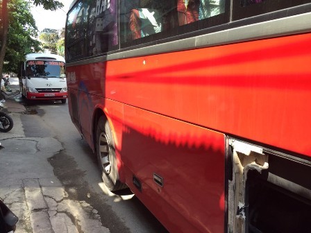 Cảnh sát giao thông rút súng ngăn hỗn chiến giữa hai xe khách Xe khách chạy tuyến Hải Phòng - Quảng Ninh