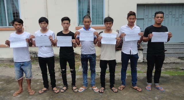 Hai nhóm thanh niên hỗn chiến bằng gậy gộc, mã tấu Nhóm thanh niên tham gia hỗn chiến được mời về trụ sở Công an làm việc