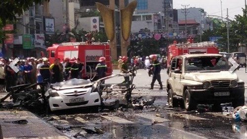 Vụ nổ taxi: Làm rõ đường đi của thuốc nổ, kíp mìn Sau tiếng nổ long trời lở đất, chiếc xe taxi bốc cháy ngùn ngụt