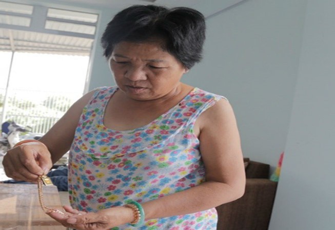 Một phụ nữ bị giật dây chuyền khi đang ngủ trên giường Bà Hoa giằng kéo lại được một nửa sợi dây chuyền vàng