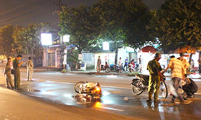 Truy tìm 2 thanh niên gây tai nạn chết người rồi bỏ trốn Cơ quan chức năng khám nghiệm hiện trường