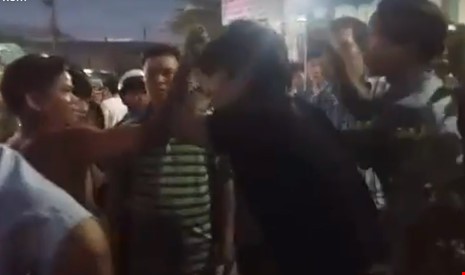 Nam thanh niên đạp ngã tên cướp trên đường Thi bị người dân bắt giữ