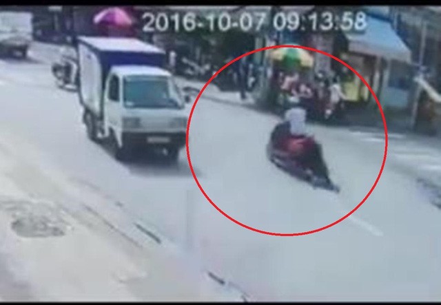 Tên cướp kéo lê cô gái gần 100 mét trên đường Hình ảnh tên cướp kéo lê nạn nhân trên đường (ảnh cắt từ clip)