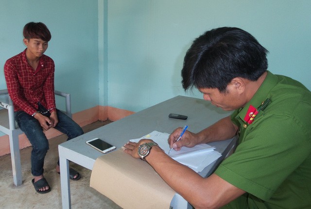 Bắt nam thanh niên ném đá vỡ xương bánh chè CSGT Đối tượng Ngô Trung Nam đang khai nhận hành vi phạm tội của mình tại cơ quan Công an