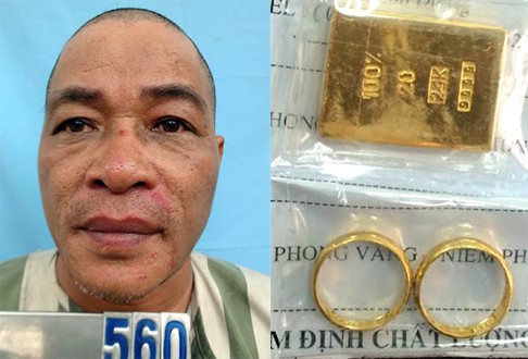 Người phụ nữ bắt kẻ dàn cảnh Nghi can Tuấn bị nạn nhân bắt giữ cùng miếng vàng giả để bẫy "con mồi". Ảnh: C.A