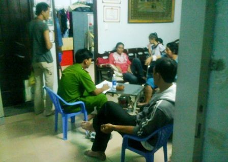 Một người đàn ông rơi trong chung cư tử vong Công an đang lấy lời khai các nhân chứng