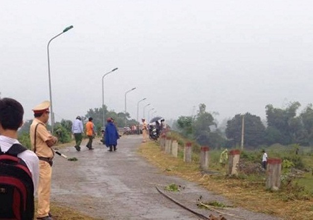 Hòa Bình: Nghi án nam thanh niên bị đánh hội đồng tử vong Lực lượng chức năng tỉnh Hòa Bình khám nghiệm hiện trường nơi xảy ra vụ việc