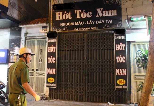 Thợ cắt tóc bị chém gục tại tiệm Nam thanh niên bị chém gục ngay tại cửa tiệm