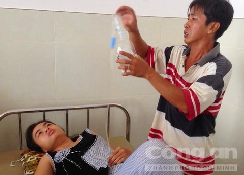 Giận cha không cho xem TV, con gái lấy đinh đóng vào đầu Lộc đang được điều trị tại bệnh viện - Ảnh: Nguyễn Nhân