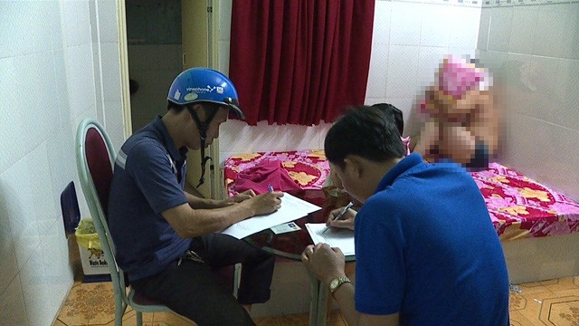 Tiếp viên quán cà phê chiều khách “tới bến” trong nhà trọ Lực lượng chức năng bắt mại dâm tại Long Hồ. Ảnh: Công an Nhân dân