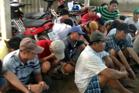 Đột kích trường gà, bắt quả tang 30 đối tượng đang say sưa đá gà Các đối tượng đánh bạc bị bắt giữ