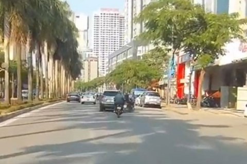 Làm rõ danh tính tài xế Mazda CX5 đâm người rồi bỏ chạy Xe CX5 gây tai nạn trên đường Lê Đức Thọ. Ảnh cắt từ clip