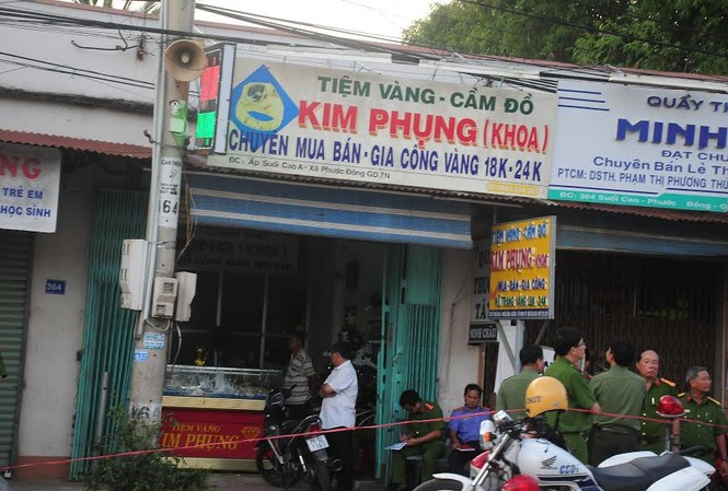 Bịt mặt, nổ súng cướp tiệm vàng rúng động Tây Ninh Công an Gò Dầu có mặt tại hiện trường điều tra vụ việc
