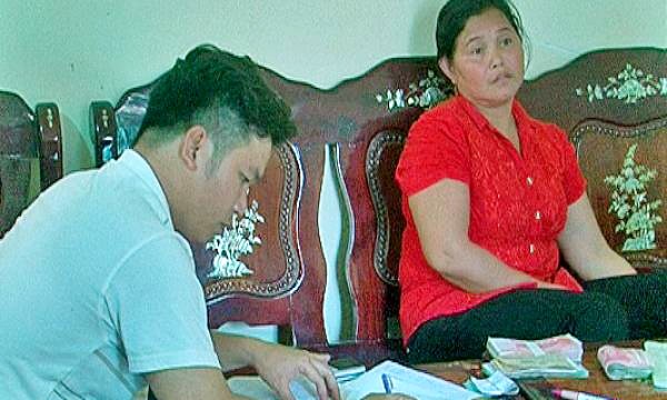Lừa bán 4 thiếu nữ sang Trung Quốc lấy gần 500 triệu đồng Đối tượng Lý Búp Pha lúc bị công an bắt quả tang hành vi tống tiền. Ảnh: Cơ quan công an cung cấp