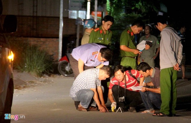 Cô gái chết trong đêm ở Sài Gòn bị 2 tên cướp đâm Cảnh sát khám nghiệm hiện trường, điều tra nguyên nhân cái chết của cô gái