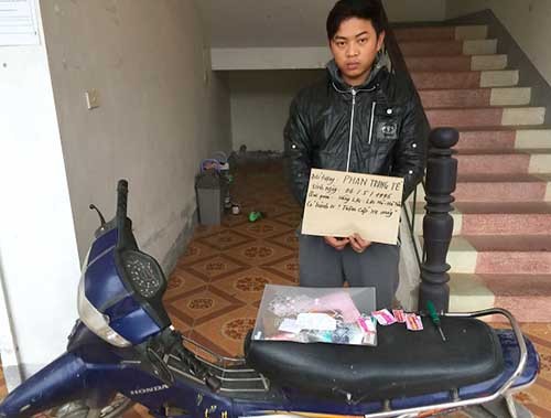 Tên trộm cầm tuốc nơ vít đâm vào bụng cảnh sát Nghi can Tế cùng tang vật