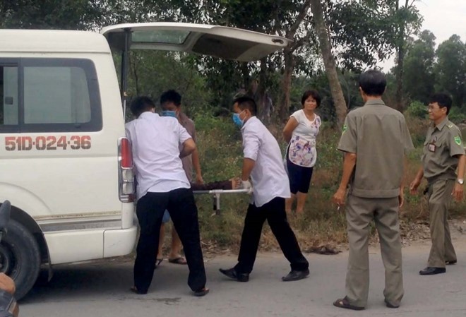 Hai thanh niên nằm bất động trong bãi cỏ, một người tử vong Thi thể nạn nhân được đưa về nhà xác