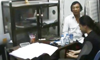 Phá đường dây thầu đề tiền tỷ ở Sài Gòn Sơn và đồng phạm thời điểm bị bắt quả tang. Ảnh: Công an cung cấp