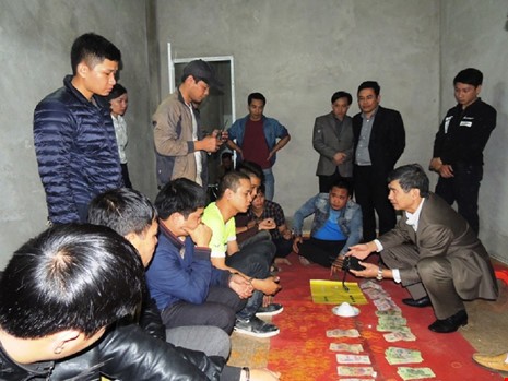 Đột kích sới bạc khủng, bắt 18 đối tượng
Các đối tượng cùng tang vật bị công an bắt giữ. Ảnh: Công an Hà Nam