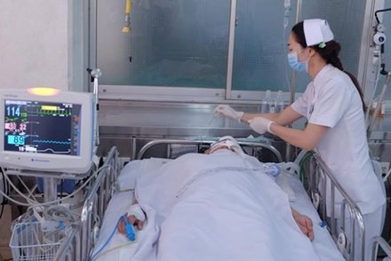 Mẹ chết, con nhập viện sau khi bị cướp túi xách ở Sài Gòn Một nạn nhân ở Bệnh viện Chợ Rẫy sau khi bị cướp giật xô ngã