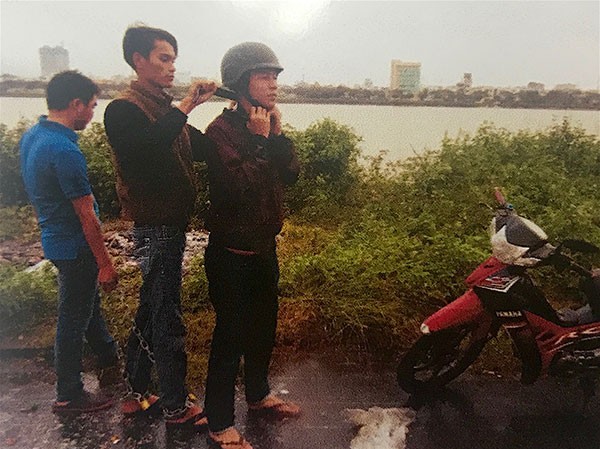 Làm rõ vụ giết người, đẩy xác xuống sông Hàn Hung thủ Nguyễn Ngọc Hải thực nghiệm lại quá trình gây án tại hiện trường