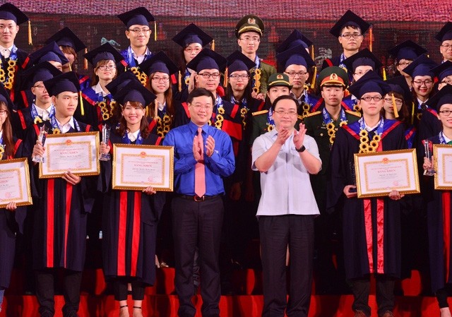 Hà Nội đặc cách 25 thủ khoa xuất sắc vào thẳng công chức Hà Nội tổ chức lễ tuyên dương thủ khoa xuất sắc ở các trường đại học trên địa bàn