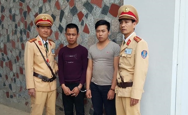 Cảnh sát truy đuổi nam thanh niên giật tiền của người yêu Tổ công tác đã tiến hành truy đuổi, bắt giữ 2 đối tượng cùng phương tiện về Công an tỉnh Lào Cai giải quyết. Ảnh: Công an Nhân dân