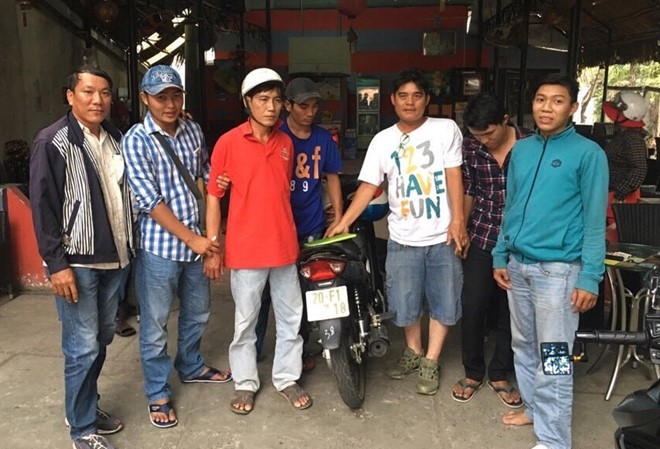 Nhóm trộm lao vào chém “hiệp sỹ” để giải vây cho bạn Nghi can Nguyễn Văn Lũy (áo đỏ) bị nhóm "hiệp sĩ" bắt cùng tang vật