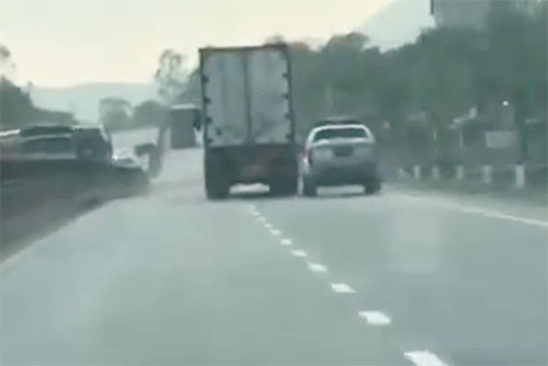 Tài xế container lao 'như điên' chèn ôtô cảnh sát khi bị truy đuổi Ôtô cảnh sát định vượt lên, Biên chèn ép, không cho vượt