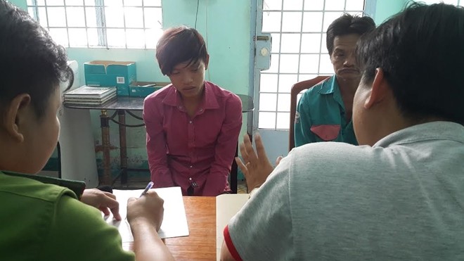 Hơn chục thanh niên hỗn chiến sau cuộc nhậu, một người tử vong Một đối tượng tham gia vụ hỗn chiến (áo đỏ) tại cơ quan điều tra