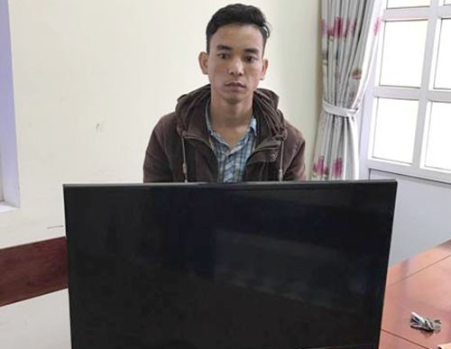 Trộm chui gầm giường, chờ chủ nhà đi ngủ để cuỗm tài sản Nghi can Hoàn cùng tang vật. Ảnh: C.A