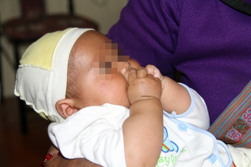 Bé hai tháng tuổi bị bế trộm khi mẹ mải bán hàng Bé gái 2 tháng tuổi được về với gia đình