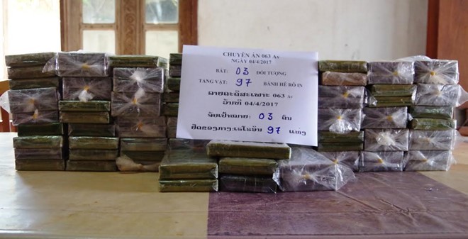 Hốt gọn xe Land Cruiser chở 97 bánh heroin Số ma túy bị nhà chức trách phối hợp bắt giữ. Ảnh: Bộ đội biên phòng cung cấp