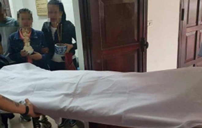 Đang chở con gái 2 tuổi trên đường, bố bị chém tử vong Người thân đưa thi thể nạn nhân về mai táng