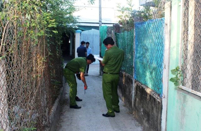 Gần chục đối tượng truy sát, chém một người tử vong Cảnh sát khám nghiệm hiện trường, nơi xảy ra vụ việc