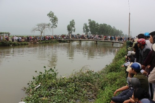 Người đàn ông 'ăn vụng' truy sát bạn sau lời khuyên nhủ Bị Đô cầm dao truy sát, Trường nhảy xuống kênh Chanh Dương bỏ trốn. Ảnh: ANHP