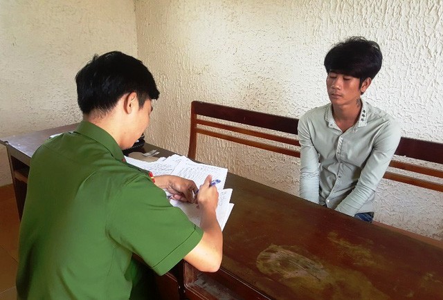 Nữ sinh lớp 11 bị phát tán clip sex trên mạng Đối tượng Hoàng Hào tại cơ quan công an. Ảnh: Công an cung cấp