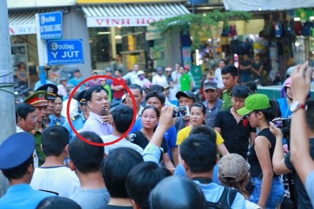 Tạm giữ 5 đối tượng tát phó chủ tịch phường đi dẹp vỉa hè Ông Vũ Văn Hưng (vòng tròn đỏ), Phó chủ tịch UBND TP Buôn Ma Thuột trong vòng vây của hàng chục tiểu thương